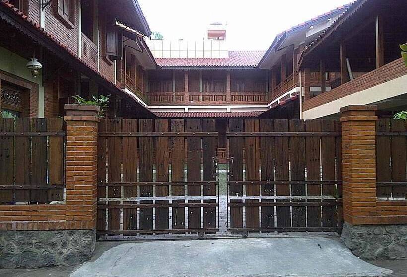 פנסיון Roemah Balewaringin