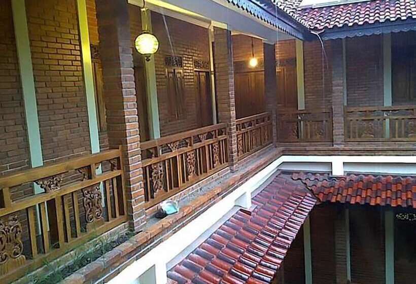 פנסיון Roemah Balewaringin