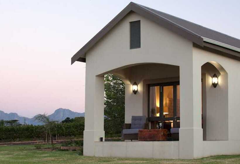 تختخواب و صبحانه Under Oaks Guesthouse