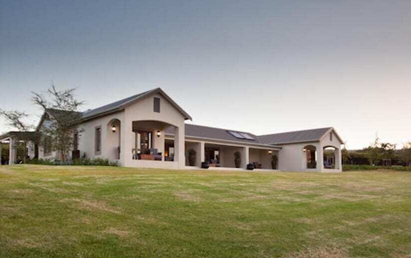 تختخواب و صبحانه Under Oaks Guesthouse