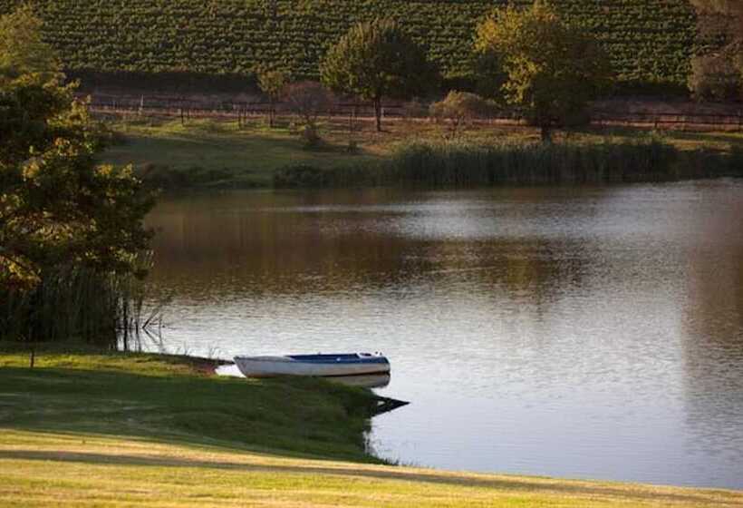 تختخواب و صبحانه Under Oaks Guesthouse