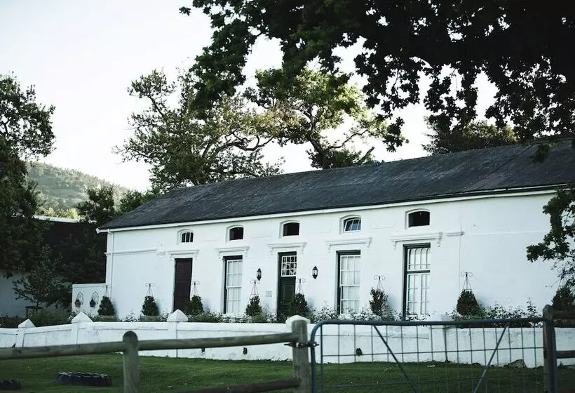Aamiaismajoitus (B&B) Under Oaks Guesthouse