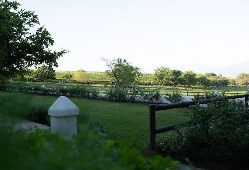 تختخواب و صبحانه Under Oaks Guesthouse