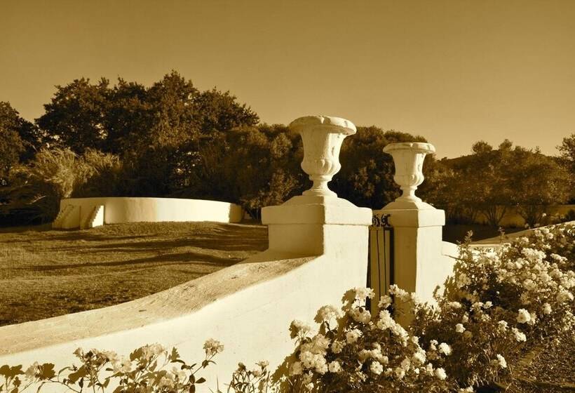 تختخواب و صبحانه Under Oaks Guesthouse