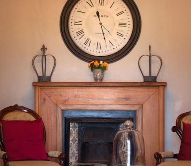 تختخواب و صبحانه Under Oaks Guesthouse