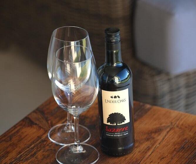 تختخواب و صبحانه Under Oaks Guesthouse