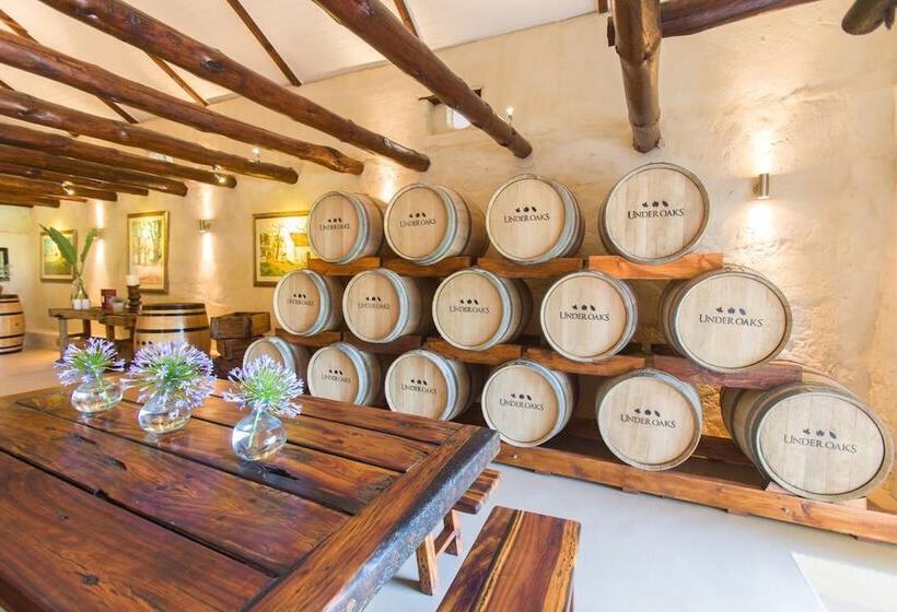 تختخواب و صبحانه Under Oaks Guesthouse