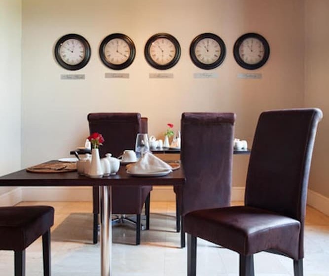 تختخواب و صبحانه Under Oaks Guesthouse