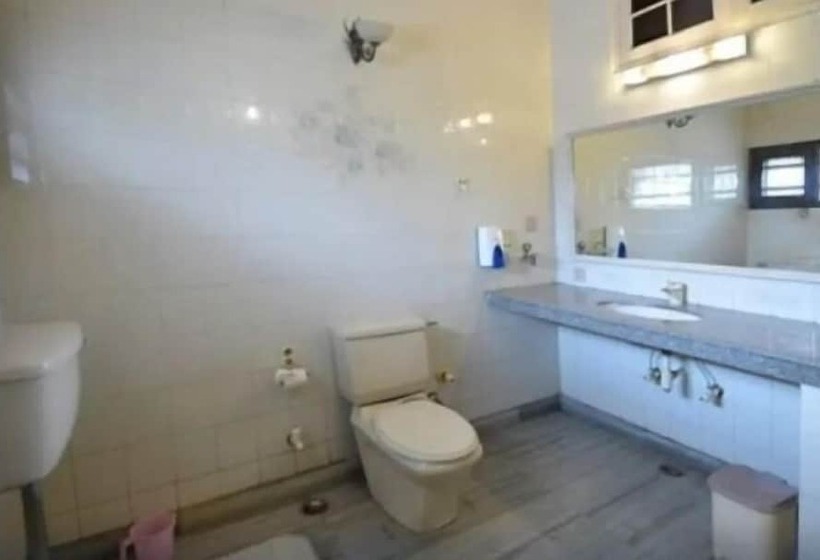 בית מלון כפרי Badkhal Lake Resort