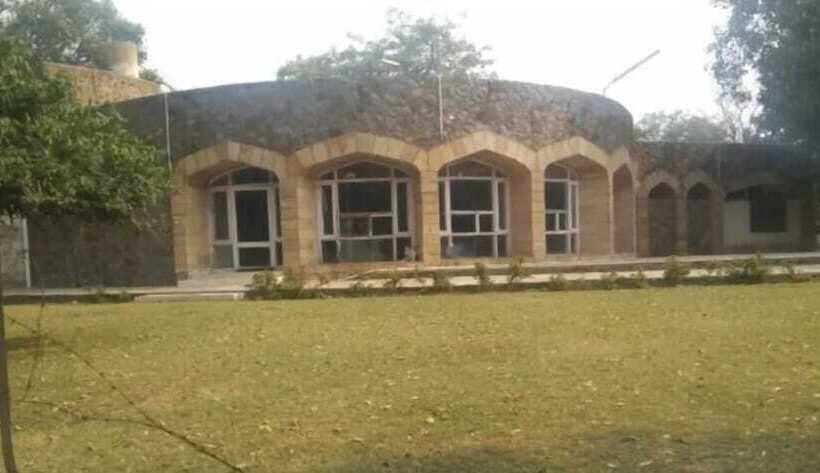 בית מלון כפרי Badkhal Lake Resort