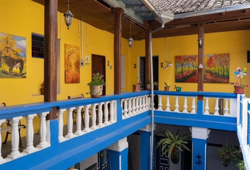 호텔 Blue Door Housing Historic Quito