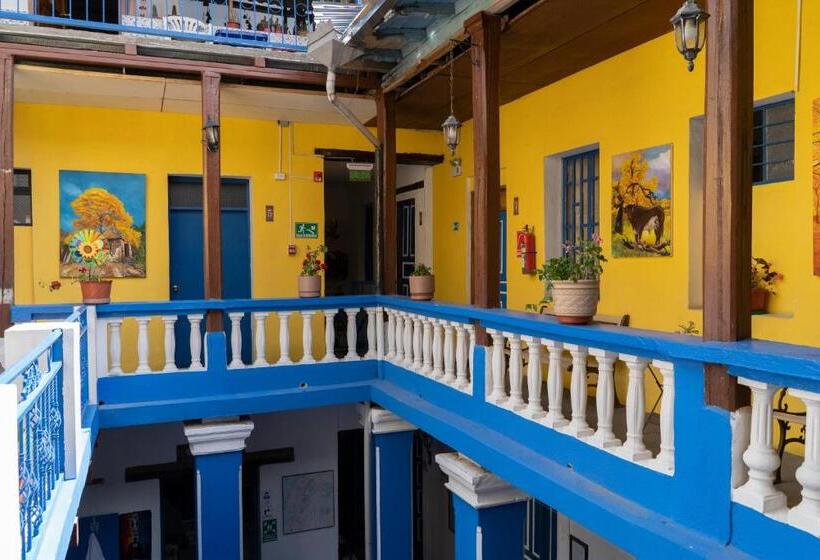 호텔 Blue Door Housing Historic Quito