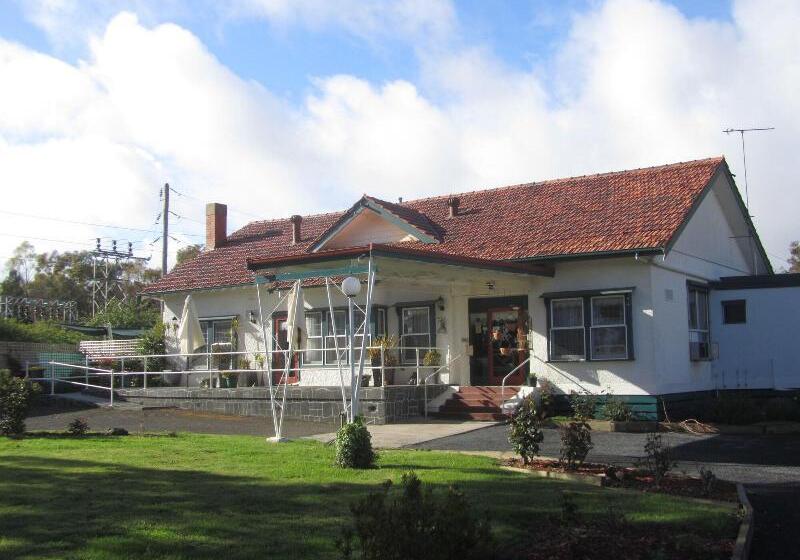 The Highlander Motel   24hr Check In