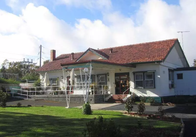 The Highlander Motel 24hr Check In