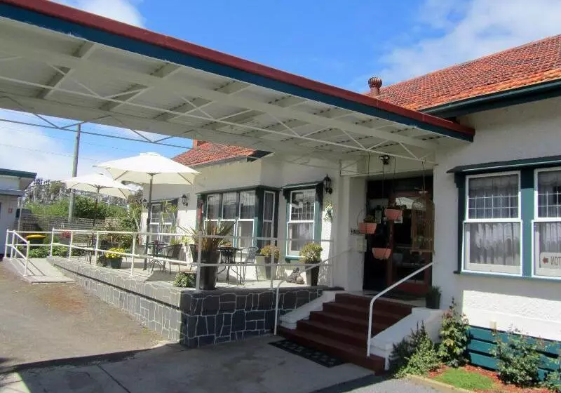 The Highlander Motel 24hr Check In