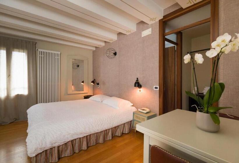 Szálloda Contra  Contarini