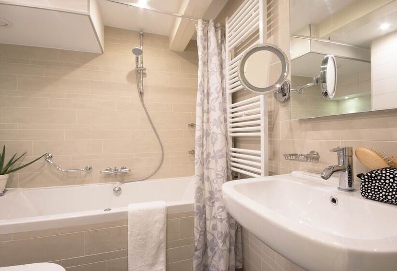 Отель Canal Suites Amsterdam