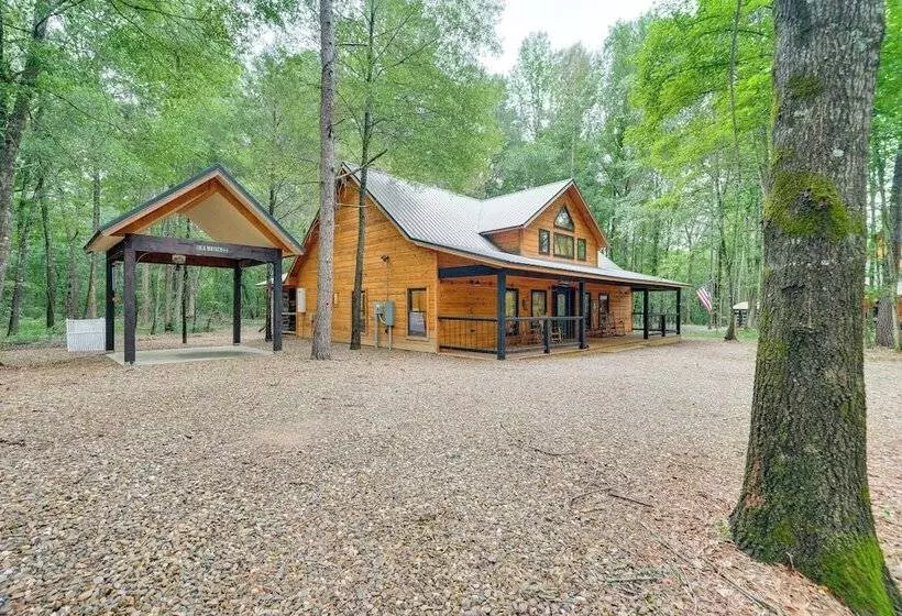 Near Choctaw Casino: Broken Bow Cabin W/ Hot Tub!