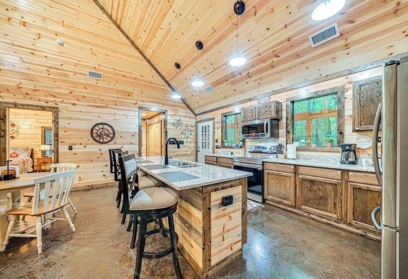 Near Choctaw Casino: Broken Bow Cabin W/ Hot Tub!