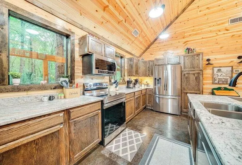 Near Choctaw Casino: Broken Bow Cabin W/ Hot Tub!