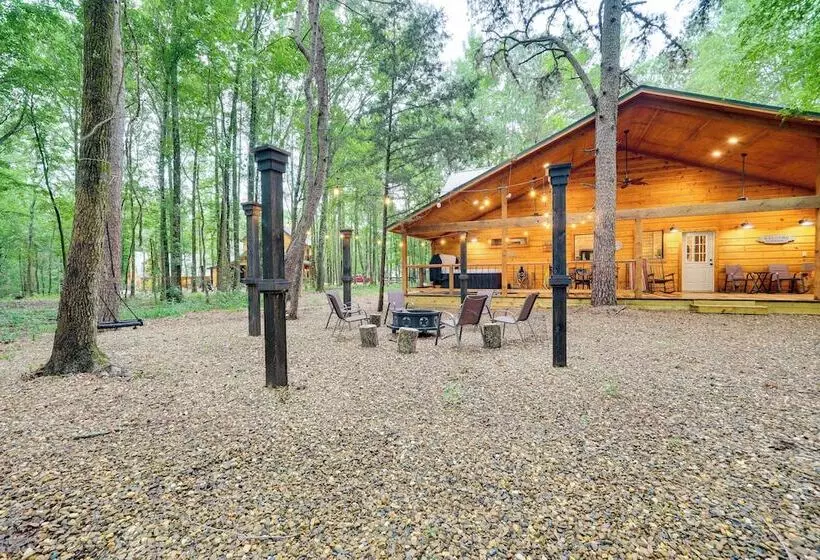 Near Choctaw Casino: Broken Bow Cabin W/ Hot Tub!