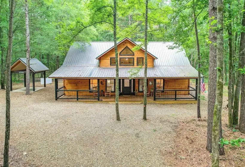 Near Choctaw Casino: Broken Bow Cabin W/ Hot Tub!