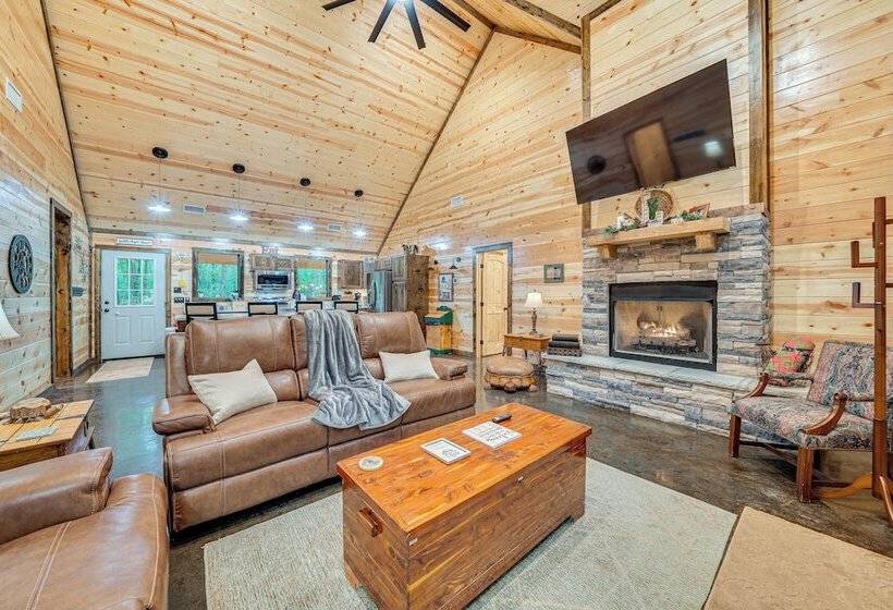 Near Choctaw Casino: Broken Bow Cabin W/ Hot Tub!