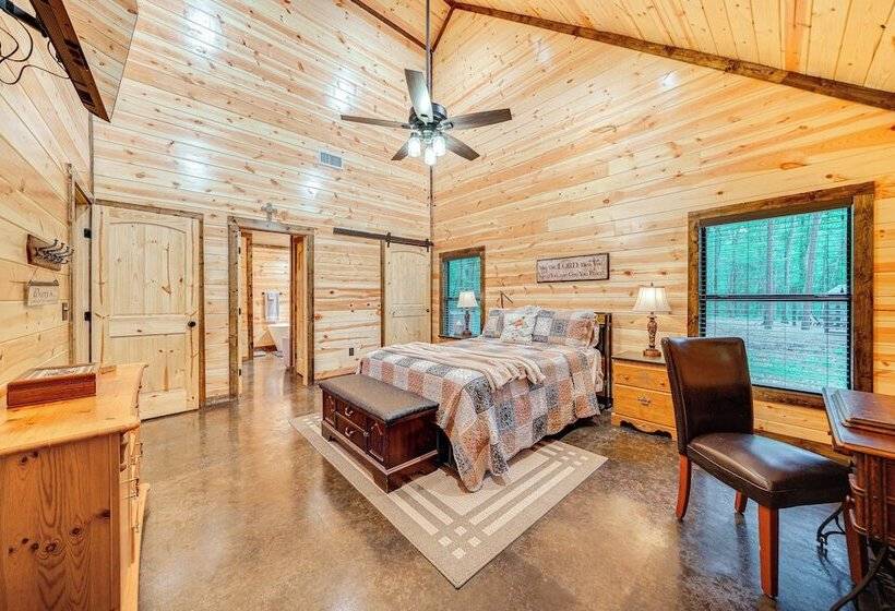 Near Choctaw Casino: Broken Bow Cabin W/ Hot Tub!