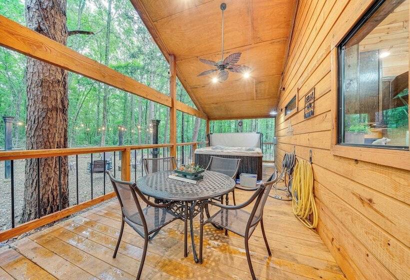 Near Choctaw Casino: Broken Bow Cabin W/ Hot Tub!