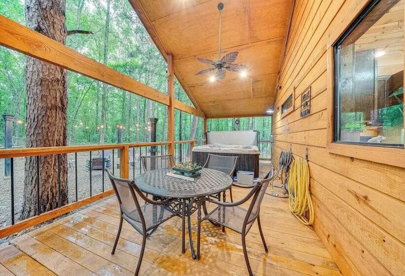Near Choctaw Casino: Broken Bow Cabin W/ Hot Tub!