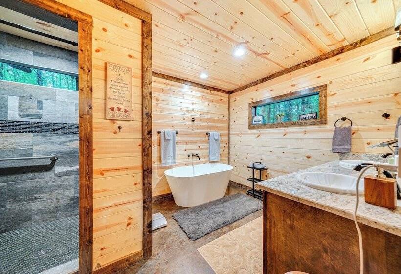 Near Choctaw Casino: Broken Bow Cabin W/ Hot Tub!