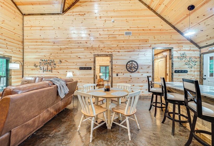 Near Choctaw Casino: Broken Bow Cabin W/ Hot Tub!