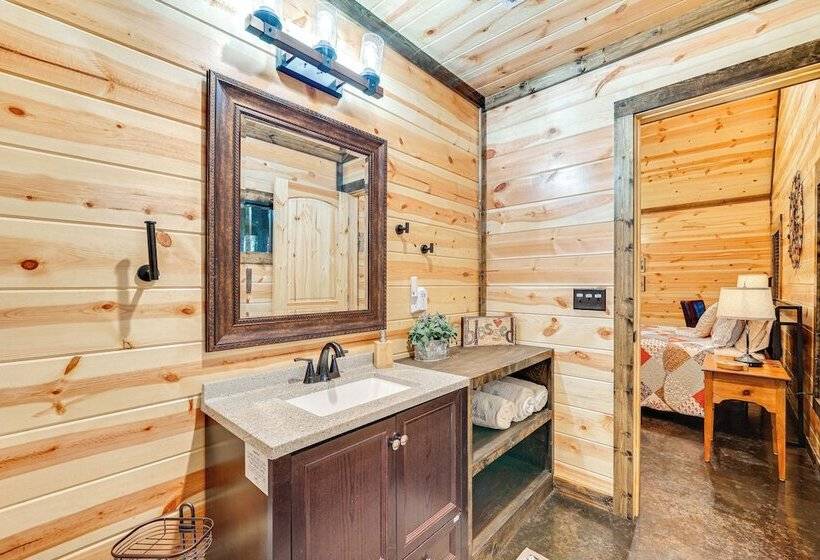 Near Choctaw Casino: Broken Bow Cabin W/ Hot Tub!