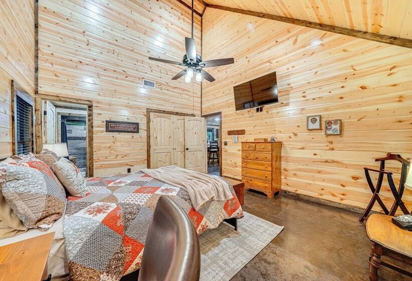 Near Choctaw Casino: Broken Bow Cabin W/ Hot Tub!