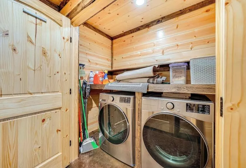 Near Choctaw Casino: Broken Bow Cabin W/ Hot Tub!