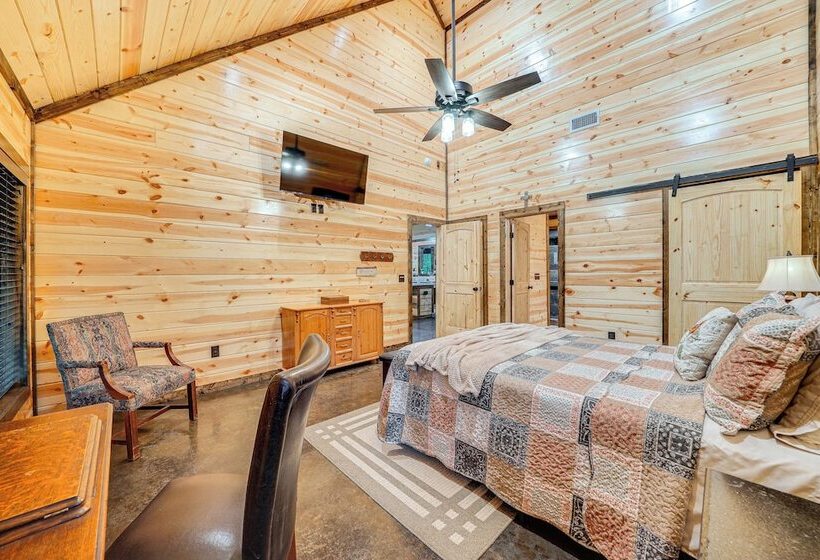 Near Choctaw Casino: Broken Bow Cabin W/ Hot Tub!