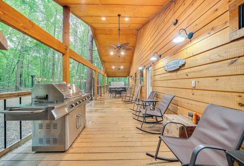 Near Choctaw Casino: Broken Bow Cabin W/ Hot Tub!