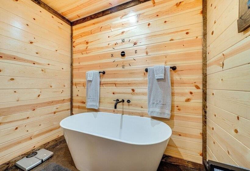 Near Choctaw Casino: Broken Bow Cabin W/ Hot Tub!