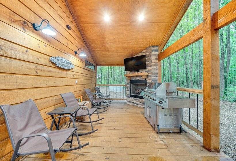 Near Choctaw Casino: Broken Bow Cabin W/ Hot Tub!
