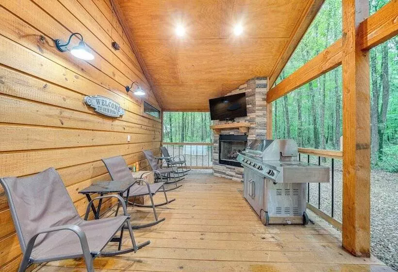Near Choctaw Casino: Broken Bow Cabin W/ Hot Tub!