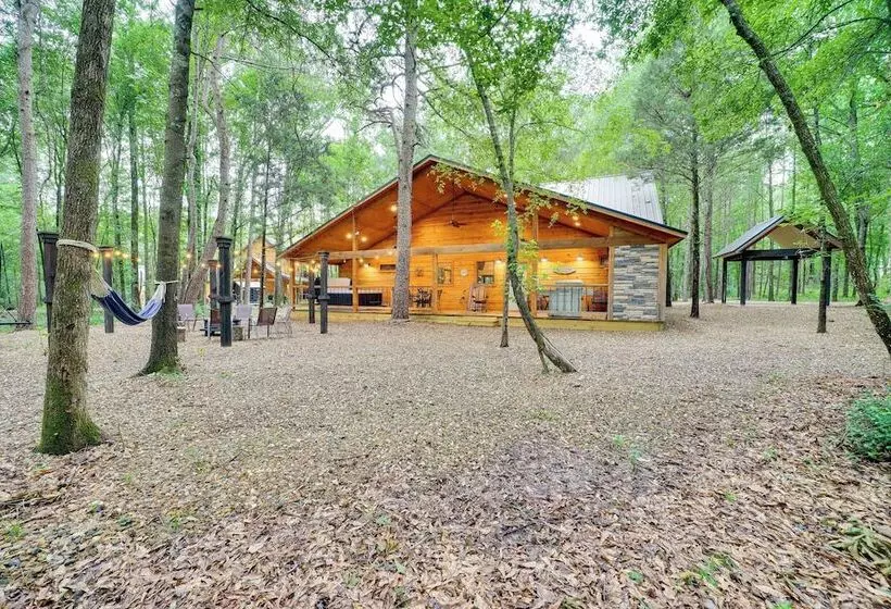 Near Choctaw Casino: Broken Bow Cabin W/ Hot Tub!
