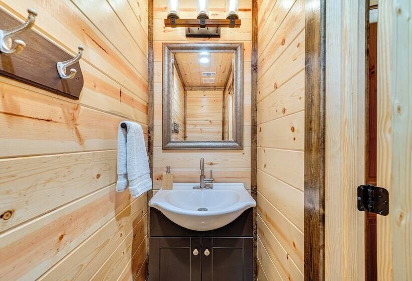 Near Choctaw Casino: Broken Bow Cabin W/ Hot Tub!