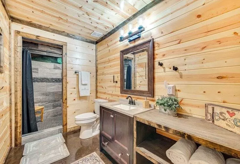 Near Choctaw Casino: Broken Bow Cabin W/ Hot Tub!