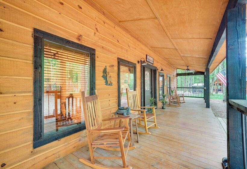 Near Choctaw Casino: Broken Bow Cabin W/ Hot Tub!