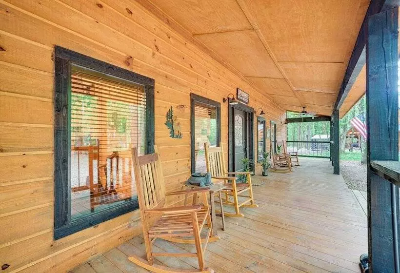 Near Choctaw Casino: Broken Bow Cabin W/ Hot Tub!