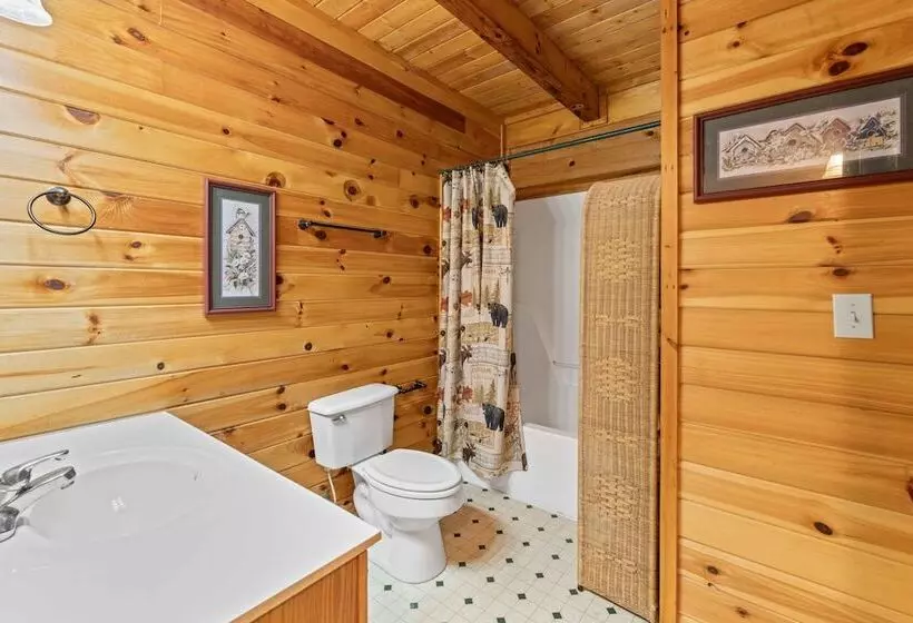 Rustic 3br Cabin Near Lake W/ Hot Tub!