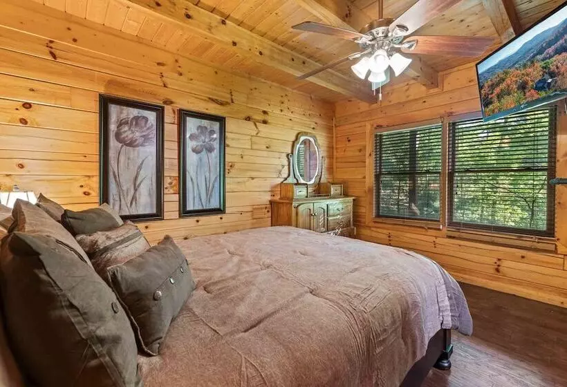 Rustic 3br Cabin Near Lake W/ Hot Tub!