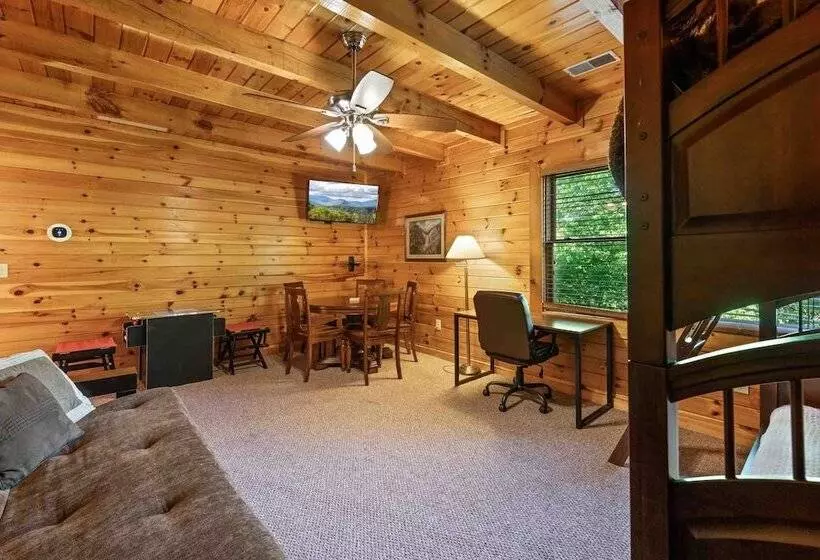 Rustic 3br Cabin Near Lake W/ Hot Tub!