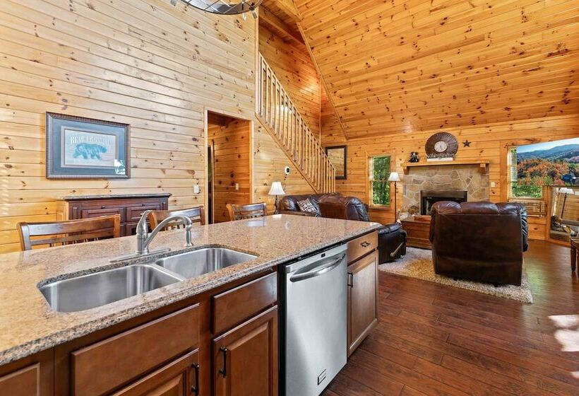 Rustic 3br Cabin Near Lake W/ Hot Tub!