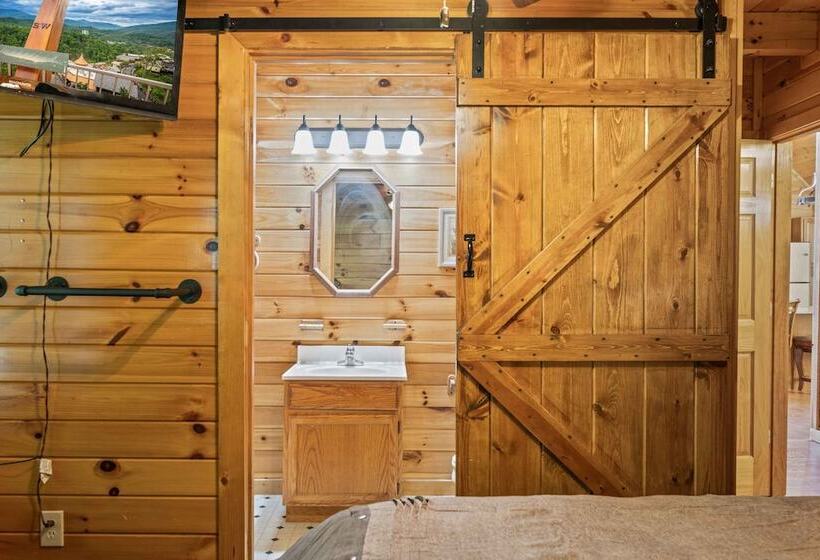 Rustic 3br Cabin Near Lake W/ Hot Tub!